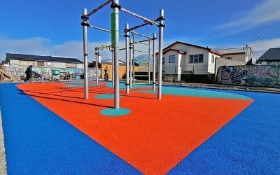 Un nuevo y colorido patio de recreo y un gimnasio al aire libre presentados en Chile