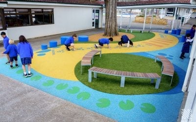 Pátio neozelandês transformado em espaço de jogo activo