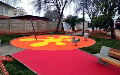 Instalación de un colorido parque infantil en Talca, en el centro-sur de Chile