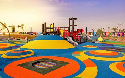 Colorida instalación de parque infantil de los Emiratos Árabes Unidos.