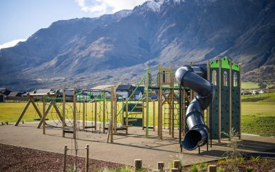 Nuevo parque infantil en la escuela primaria de Jack's Point, Nueva Zelanda.