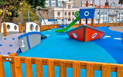 Colorido parque infantil oceánico en el puerto deportivo de Porto de Ferrol, en el norte de España.